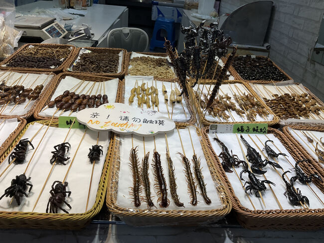 北大街<br />明、清代の建物が並ぶ朱家角のメインストリートでは、こんなものが(@_@)<br />これは食べる物なのか、マスコット的に売ってる物なのか、中国語の先生に見せたところ、食べ物ですよ、と(⌒-⌒; )