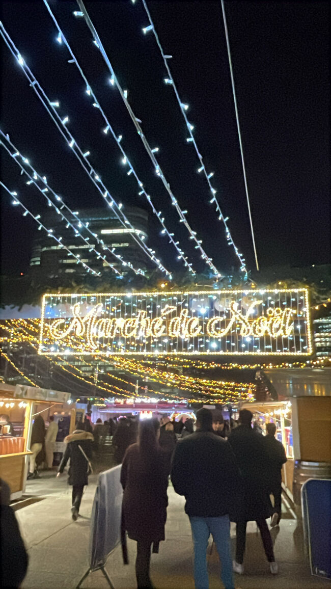 クリスマスマーケットの入り口、めっちゃ人だらけ～