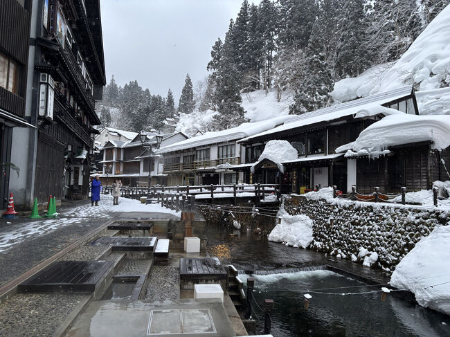 いくつかある足湯ですがお湯が張っているあるのは一つだけでした。<br /><br />とにかく寒い。ですが、今朝は雪が止んでいます。
