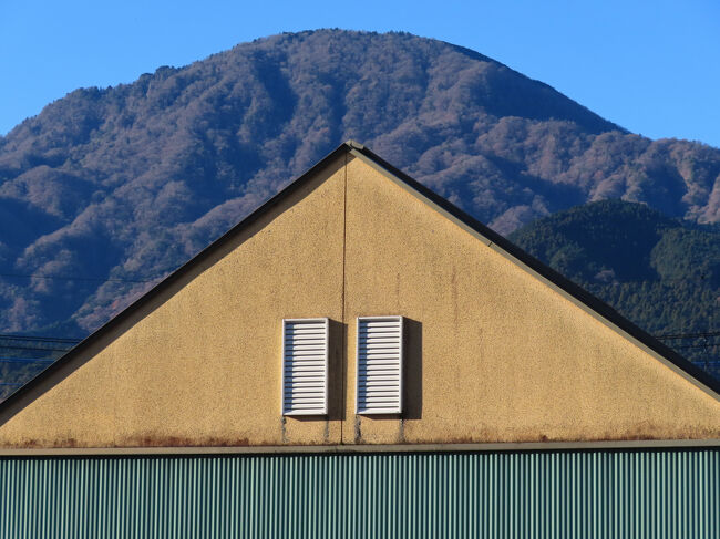 ホームから見えた民家。日が当たって鮮やかに三角形が浮かび上がっていた。