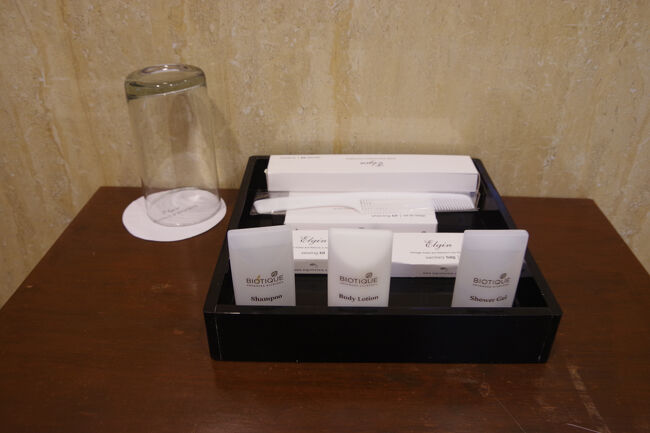 アメニティもしっかり。近年は、ボディソープか石鹸だけというホテルも増えているというのに、ここはまだ大丈夫です。<br />