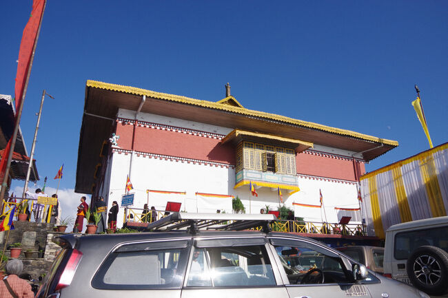 エルジンホテルはペリンの街からは離れていますが、実はこのペマヤンツェ僧院のお向かいなのです。<br />