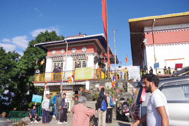 １５世紀、チベット中央部ではチベット仏教のゲルク派が勢力を拡大していたため、ニンマ派の僧たちが活動の場を南に移しました。１６４２年にプンツォク・ナムギャルが初代法王となってシッキム王国が興りました。１９世紀にイギリスの保護領となり、１９７５年にインドに併合されましたが、シッキムに於けるチベット仏教の重要性は変わっていません。<br />