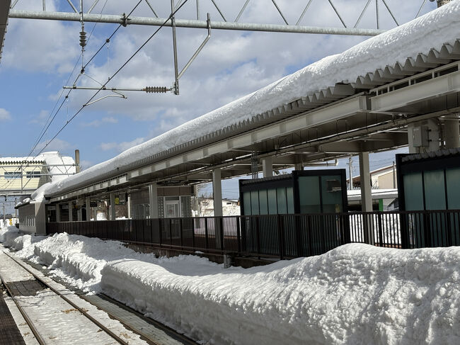 線路脇にこんなに雪が詰まれています。