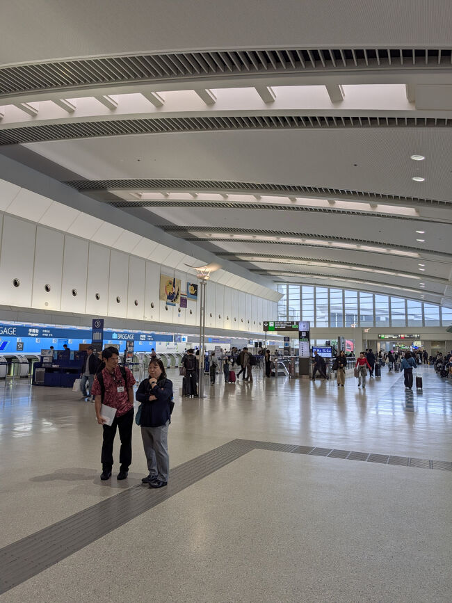 那覇空港に到着すると、あいにくの天候不良で出発は30分遅れ。