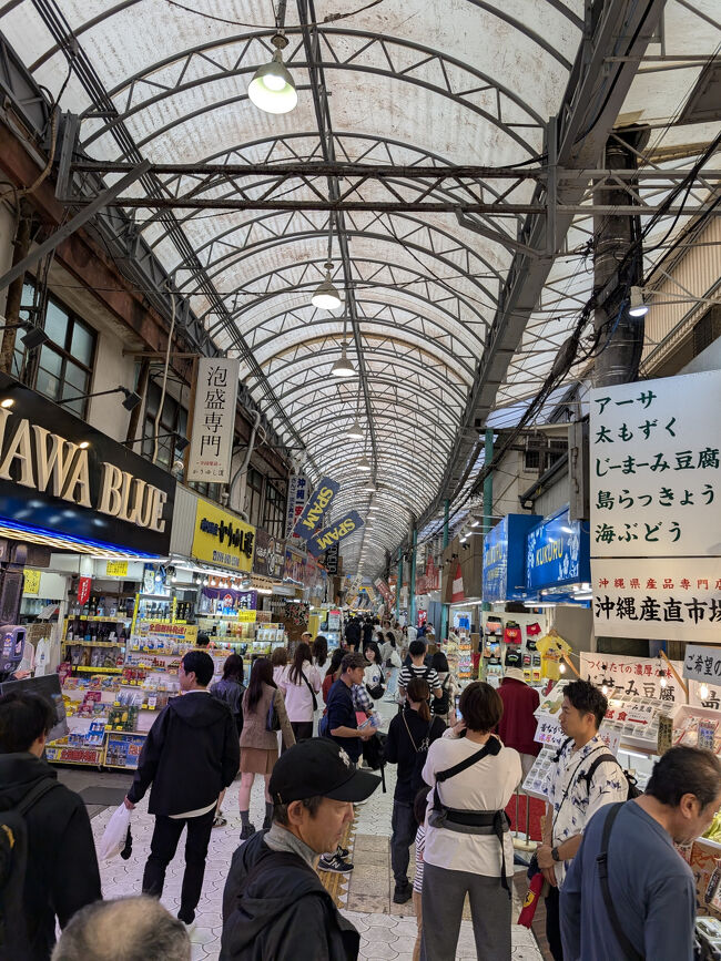 ランチの後は、国際通りへ。<br />お腹は文字通り破裂寸前でしたが、そんな重い身体を引きずりながら、家族へのお土産を物色。<br />結局、いろいろ迷っても最後はド定番の「御菓子御殿の元祖 紅いもタルト」を買ったけどね。笑