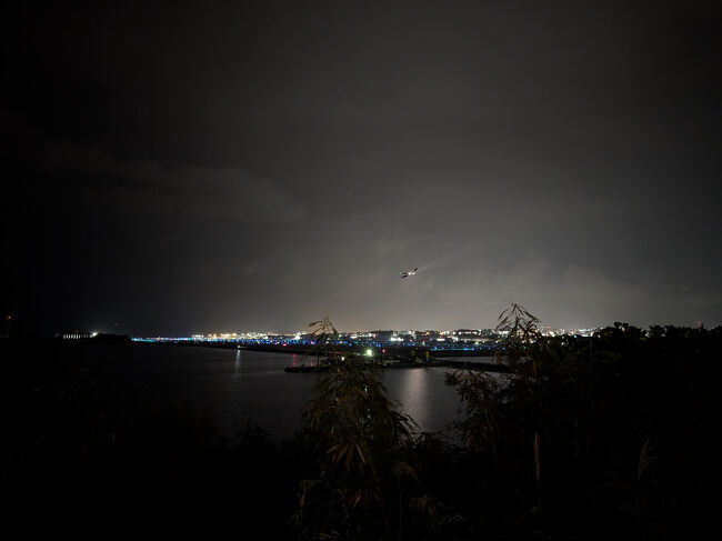 この写真は、瀬長島ホテルのバス停から撮影したものですが、 露天風呂からも海と飛行機を眺めることが出来ました。<br /><br />このあとスーパーで夜食と酒を買い込んでから、ホテルへ。<br />今日のドライブを振り返りながら、沖縄最後の夜は更けていきました。