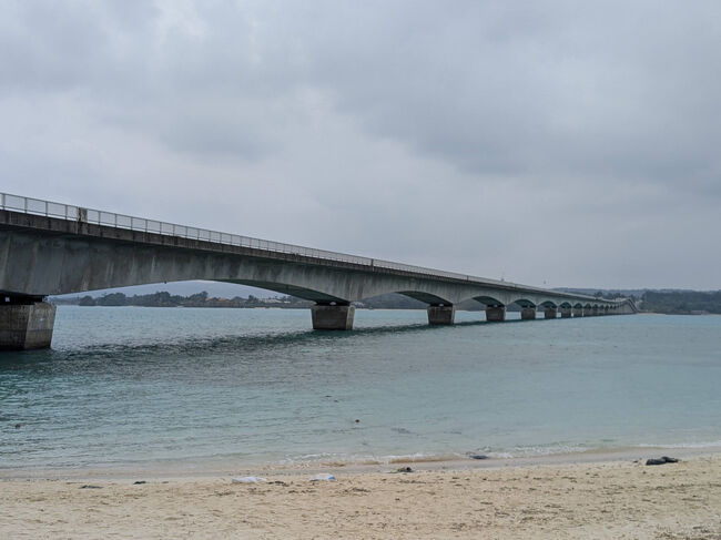 橋を渡りきり、今度は下からその姿を仰ぎます。<br />青い海に橋のコントラストが本当に美しい。