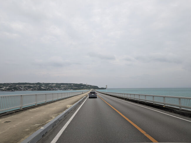 辺戸岬を後にし、帰路は古宇利大橋へ。<br />フロントガラス越しに飛び込んでくる、海の上を真っ直ぐ突き抜けるような疾走感！