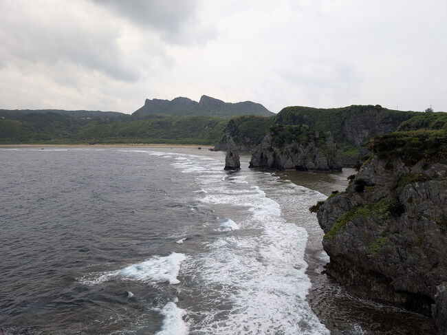 遠くにそびえる大石林山と、足元に打ち寄せる荒波。<br />沖縄本島最北端ならではの、圧倒的な迫力！