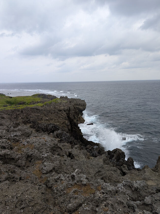 太平洋と東シナ海がぶつかり合う場所なので、火曜サスペンス劇場ばりの荒々しい波が岩に打ち付けます。