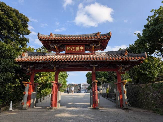 次に向かったのは首里城公園。 <br />2019年の火災から、着実に復興への歩みを進めている場所です。<br />まず迎えてくれたのは、沖縄のシンボルとも言える「守礼門」。<br />二千円札の図柄としても有名ですが、実際にその前に立つと、華やかさの中にも凛とした威厳を感じます。