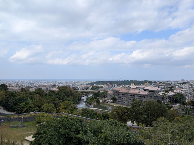 振り返ると、那覇の街並みが一望でき、「ああ、本当に沖縄に来たんだな」という実感が、心地よい風と共に込み上げてきます。