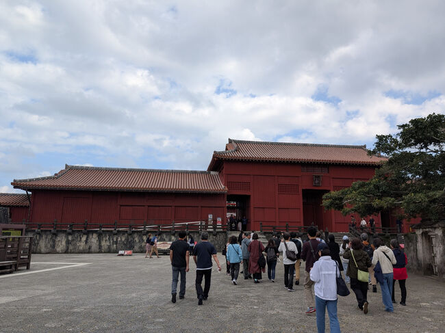現在、正殿があった場所では復元作業が公開されています。