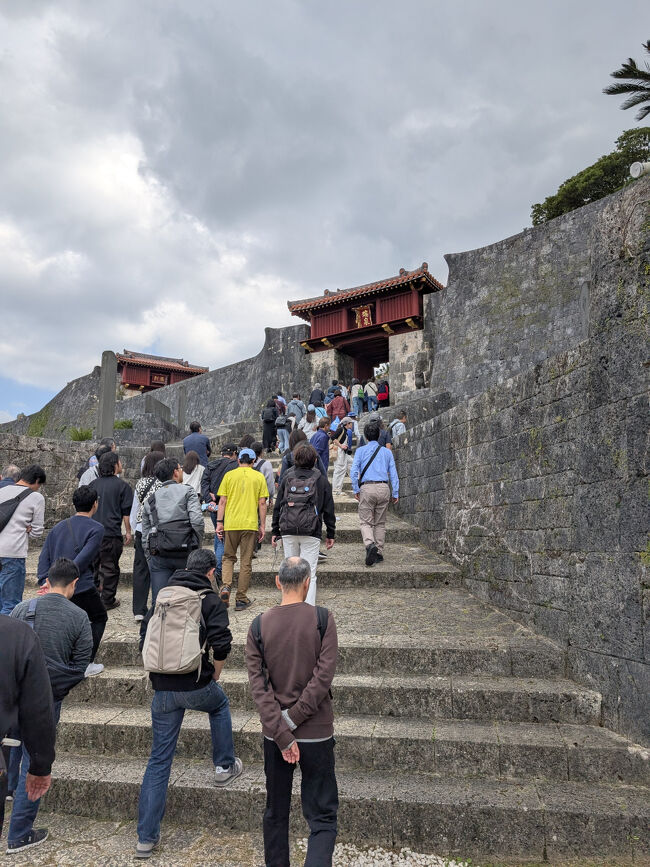 城郭へと続く石畳を歩き、瑞泉門や漏刻門を通過。