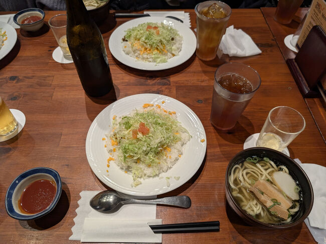 とぅばらーま国際通り店で、「タコライス」と「沖縄そば(小)」のダブル炭水化物ランチ。 <br />タコライスのご飯はなかなかのボリュームでした。