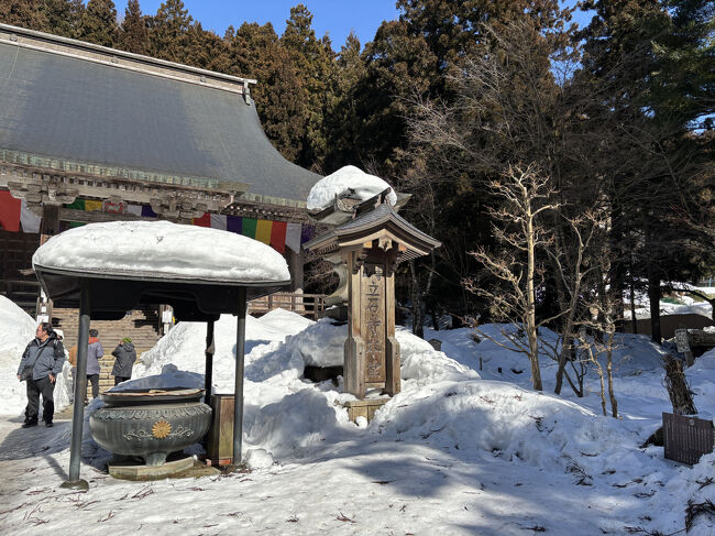 怪談を登ったところにあるお香。蓋が閉めてあり焚けません、ありゃ。<br /><br />当山は宝珠山立石寺といい通称『山寺』と呼ばれています