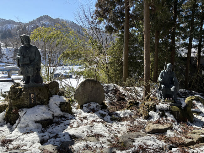 根本中堂と山門の間の参拝道にある芭蕉・曽良像<br /><br />今日は雪ですので、寒そうですが、日が当たって雪が解け始めていました。