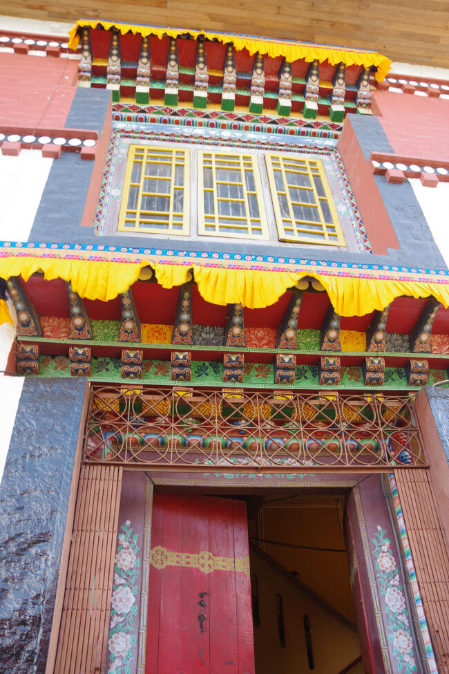 ペマヤンツェとは「崇高なハスの花」を意味します。チベット仏教のニンマ派の僧院です。靴を脱いで中の見学をします。<br />