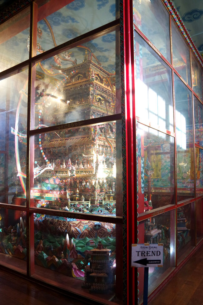 ガラス張りの中は、「サンドペルリ」と呼ばれる７段の立体曼荼羅です。パドマ・サンバヴァの住居の模型です。今は亡きドゥンジン・リンポチェが一本の大木から７年かけて造りだしたと言われています。これも件の僧が撮影を許可してくれました。<br />