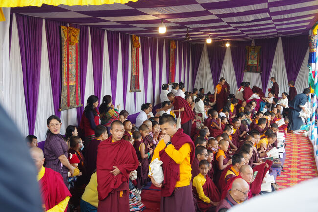 さて、本堂の外に出て来ました。広場はぎっしり人で埋まっています。今日はお祭礼の日だったようです。<br />