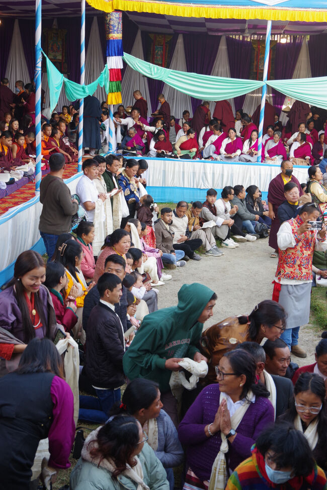 どこまでが何なのか見当が付きませんが、人々が祝福を待っているのはわかります。<br />