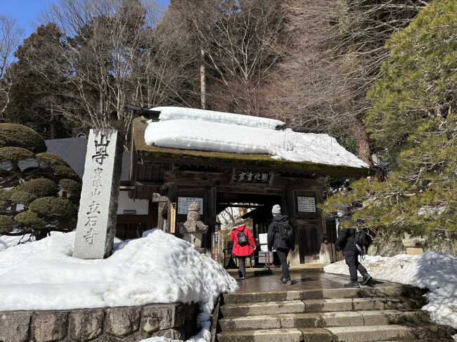 鎌倉時代建造の茅葺屋根の門・山門。ここから奥の院まで続く石段は800段以上あります。500円の入場料を支払って入ります。