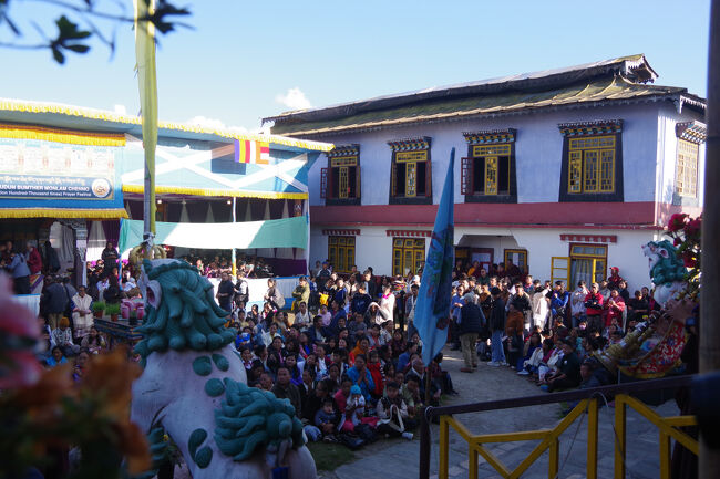 静かにお寺の中を見学するのもいいですが、こんな風に人々に崇拝されている様子を見るのもいいですね。ブータンやラダックで、大規模なツェチュ（祭り）は見ましたが、日常的な集まりは初めてです。踊りや合奏はないけれど、人々の信仰の深さを感じられて良かったです。<br />