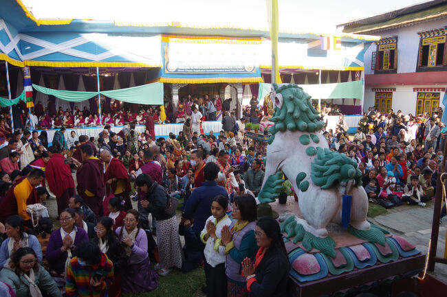 この人たちは、ペリンから歩いて来たのでしょうか。寺は町とは離れているので大変だと思いますが、ずっとそうして来たのでしょう。<br />