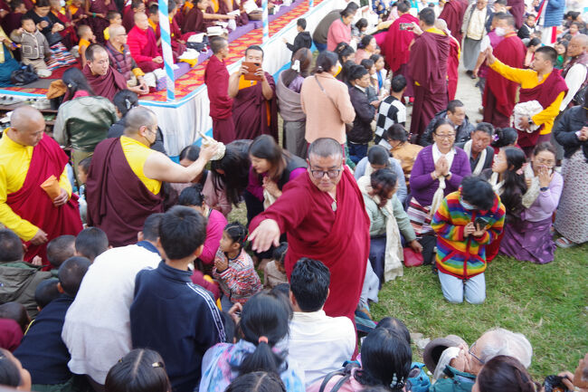 この僧たちによる祝福をいただくために、彼らはやって来るのです。<br />