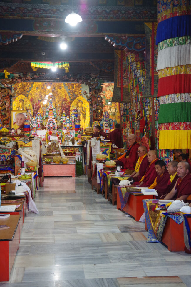 私達は本堂の前に立っていたのですが、正面の入口が開いていて、そこから中を撮影してもいいと言ってもらえました。読経中の僧たちを撮影できるなんて、感謝感激です。私達が日本人で仏教徒だと思われているからでしょうか。<br />