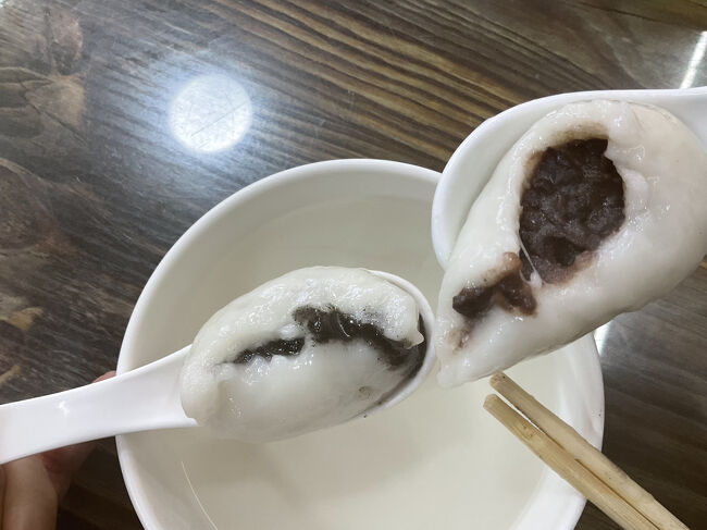 中国の伝統的な小吃のひとつで、とろとろの白玉団子の中に、胡麻あんや小豆あんなどが入ってお湯に入って出て来る温かいデザートです<br />想像よりもお餅がとろとろで、とっても美味しかった～♪<br /><br />中国語の先生の出身地の方では「元宵」というそうです<br />また、このお店では大きいのが1個でしたが、お店によっては小さいのが何個か入ってることもあると