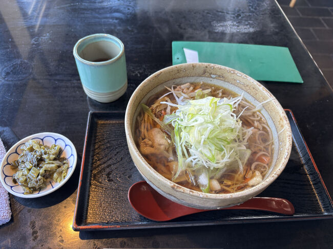 時間に限りがありますが、慌てて降りてきて、蕎麦をいただく時間が取れました。<br /><br />オーダーして作って頂いている間に駅にリュックを取りに行き、食べたら急いで電車に乗る。<br /><br /><br />でもおいしかった、やっと食べれたまともなお昼です。