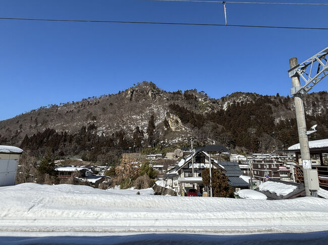 山寺の駅から、山寺を撮ります。あんなところまで登ったのかと感慨深いものがあります。