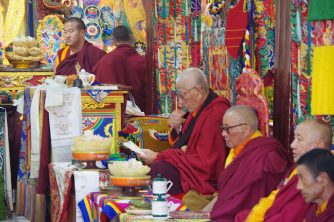 ここがインドだとは思えない顔ぶれです。<br />