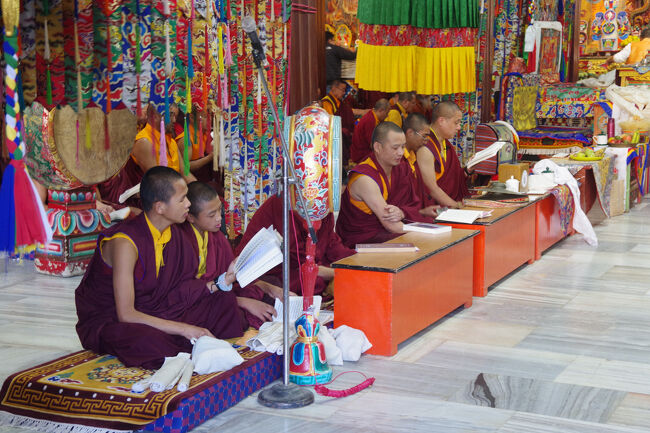 あちこちに太鼓やシンバルなどの楽器が置かれているので、読経の合間にそれらを鳴らすことがあるのかもしれません。そしてチベットホルンがブオーっと鳴ったら最高ですね。<br />