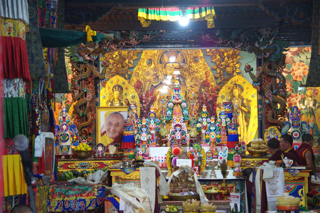 本尊はパドマサンヴァバとターラー女神たちのようです。写真の方が近年亡くなった高僧でしょう。それにしても、細工物が素晴らしいです。一つ一つ手作りの芸術作品です。他の地域の物よりも、色がはっきり濃いです。<br />