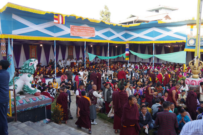 僧たちが引き上げて来たので、合掌して首を垂れていたら、オレンジ色の糸をくれました。以来、バッグに付けて旅の安全を守ってもらいました。<br />