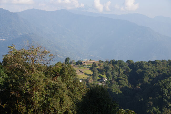 ペマヤンツェ僧院から、ラブデンツェ遺跡（Rabdentse Site）という、かつてのシッキム王国の王宮跡が見えます。<br />