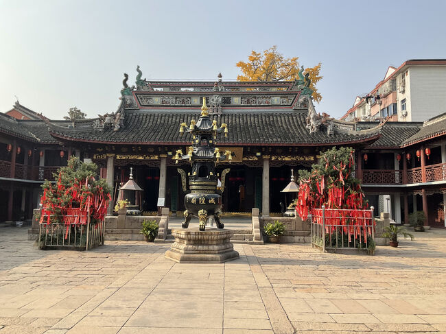 この先も朱家角古鎮は続きますが、駅からどんどん離れて行くため、ここでUターンします<br /><br />円津禅院<br />1341年に建てられたという仏教寺院<br />辰州聖母像という女性の神様を祀っているため、「娘娘廟」とも呼ばれているそう