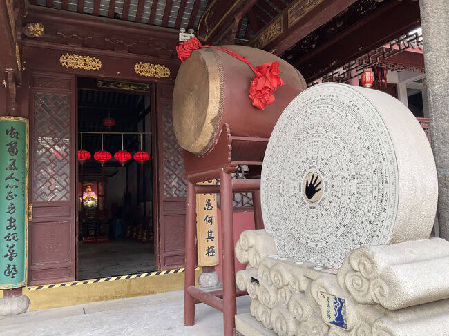 朱家角の運河沿いに続く黄色い壁が目印<br />今でも法要や葬儀が行われており、お坊さんたちがお経をあげているところに遭遇することもあるそうですが、このときは静かでした