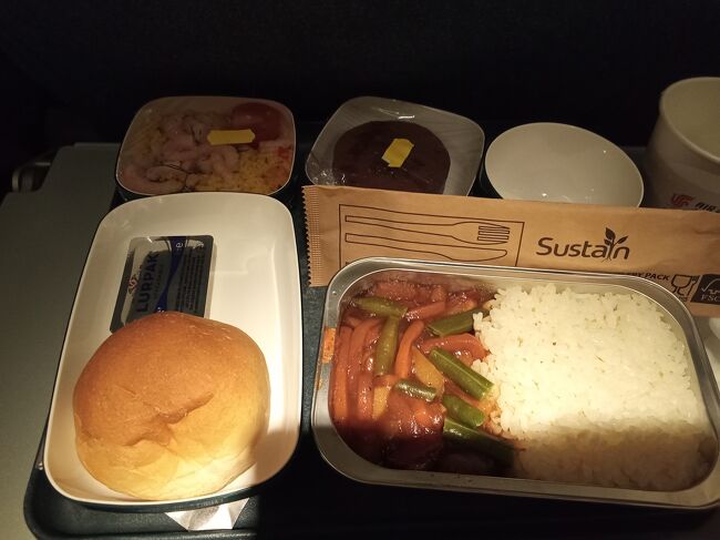 機内食１回目。味は不味くはないが美味くも無い微妙な感じ。