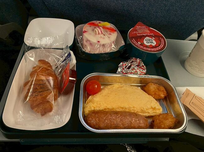 到着前の軽食。これは普通に美味しかった。