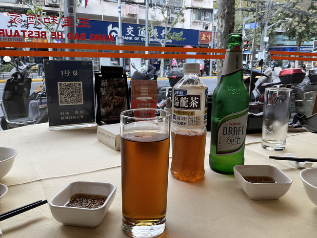 上海蟹は重さで値段が変わりますが、目安として、オスは250元(5500円)、メスは200元(4400円)前後だそう<br /><br />メスの方が卵があるので高いのかなと思っていたら、反対だそうです<br />メスには美味しい卵が詰まっているけれど、オスは黄色い白子と味噌が美味しくて、一般的にはオスの方が高価<br />特にいまの時期はオスの方が美味しいと<br />おすすめもオスだそうです<br />そこまで言われればオス一択ですよね^ ^<br /><br />ここのお席、ガラス張りで外に面しているので、道行く人がよ～く見て行くんですよ<br />ちょっと食べにくい…(笑)<br />