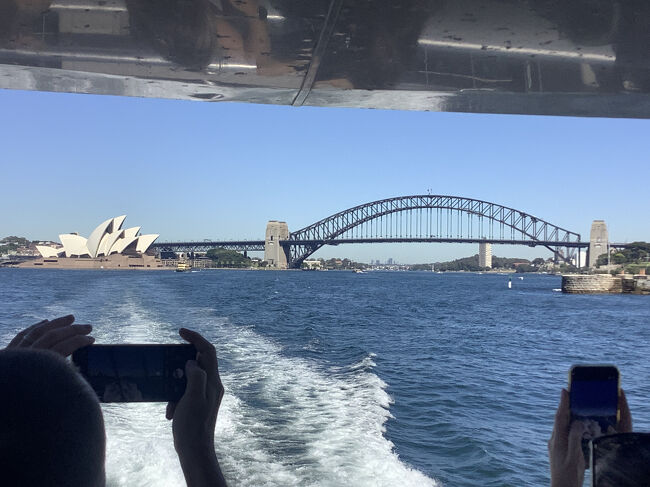 11/19、昨晩A君が帰国したので、今日から単独行動。<br />サーキュラーキーからフェリーでマンリーへ向かいます。