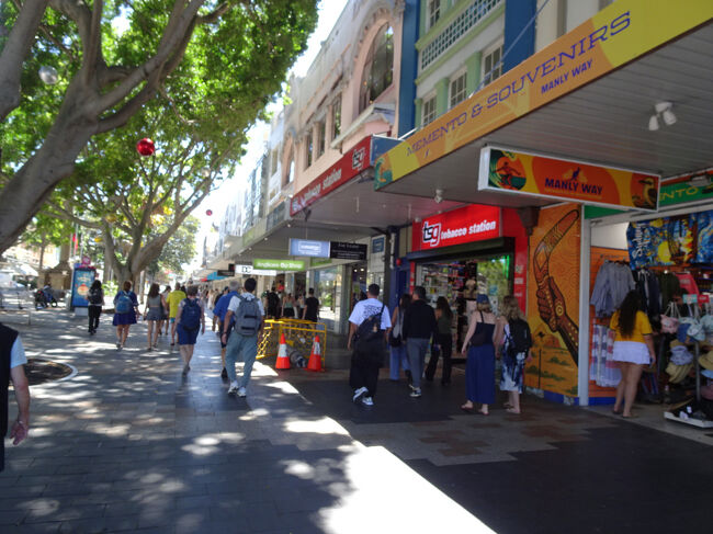 実はここに何があるのか調べもせずに来てしまった。<br />とりあえず、他の人の行く方向へ歩いていくと、