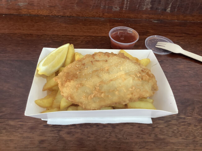 フィッシュ＆チップスのお店で早い昼食をいただく。<br />17UAD、約1,780円、物価高いねえー。