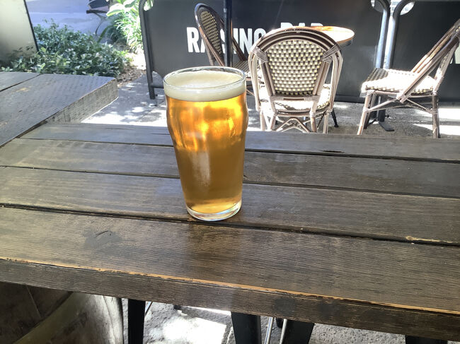 ビール1パイントが13AUD、1,360円なり。