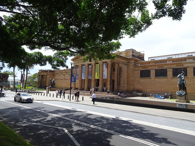 ニューサウスウェールズ州立美術館に到着。<br />前回のシドニー旅行時にも訪問しました。豊富で充実した展示内容にも関わらず、入場料が基本的に無料（1部有料）。