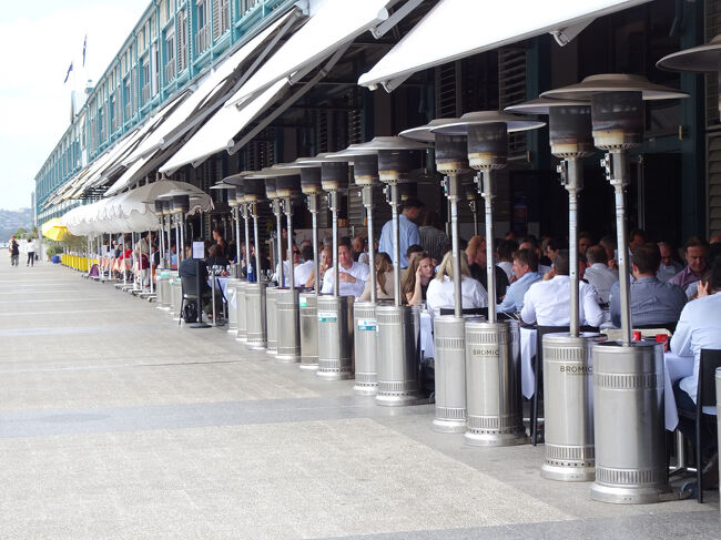 長ーい桟橋の横にはレストランが建ち並び、何処も満員だった。